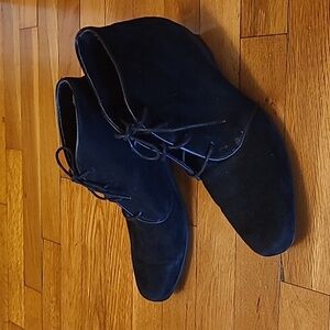 MUNRO comfort AND Elegance LACE up booties much better than the pictures 91/2 M